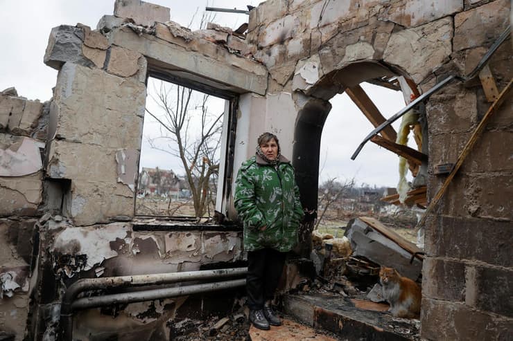 צ'רניהיב אוקראינה אישה עומדת בהריסות ביתה