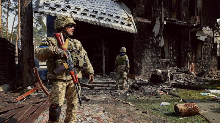 חיילים אוקראינים בבוצ'ה. אירופה שולחת טנקים ונגמ"שים