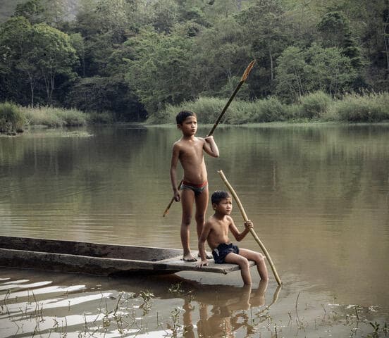 ילדים בנהר