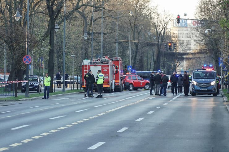רומניה בוקרשט מכונית התנגשה ב שגרירות רוסיה הרכב עלה באש הנהג נהרג מלחמה אוקראינה