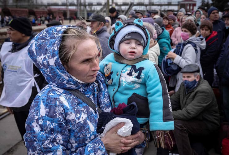אנשים עולים ל רכבת עוזבים את העיר קראמטורסק מחוז דונייצק חבל דונבאס מזרח אוקראינה פליטים