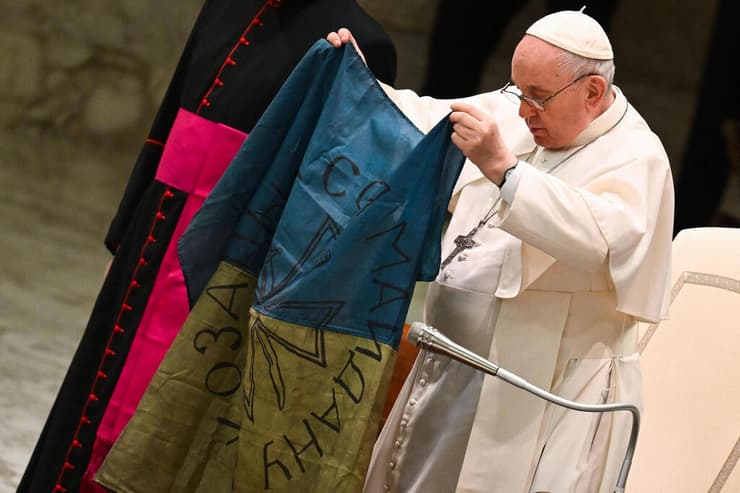 האפיפיור אפיפיור פרנסיסקוס עם דגל אוקראינה שהובא מ בוצ'ה מלחמה עם רוסיה