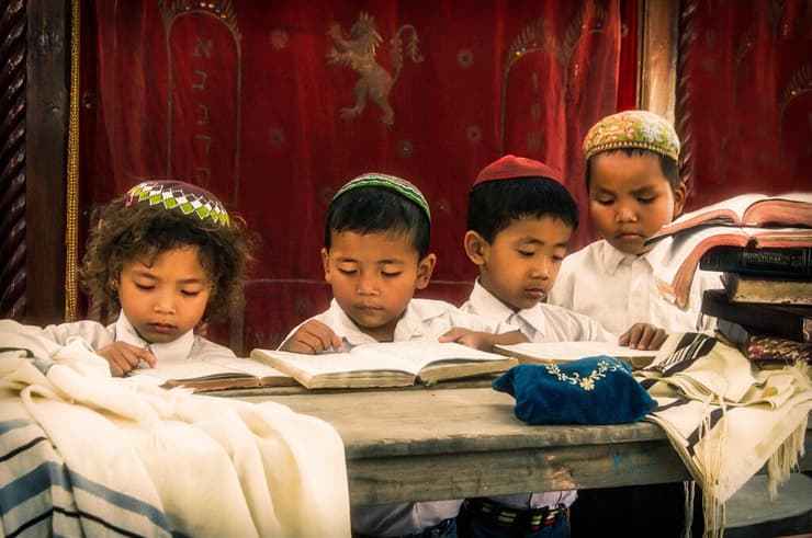 ילדים מבני המנשה מתפללים