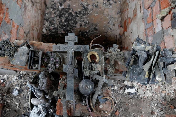 צ'רניהיב אוקראינה מפנים שברים מ כנסייה הרס הפגזות