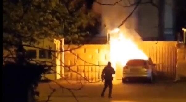 רומניה בוקרשט מכונית התנגשה ב שגרירות רוסיה הרכב עלה באש הנהג נהרג מלחמה אוקראינה