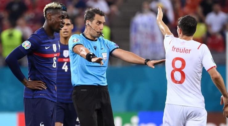 פראולר ופוגבה עם השופט