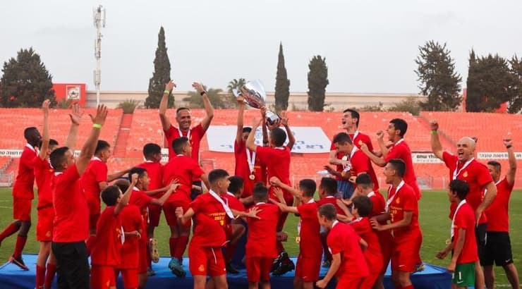 שחקני מועדון ספורט אשדוד מניפים את הגביע