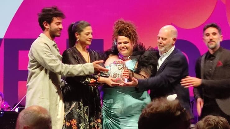 צוות ושחקני "שעת אפס" זוכים בפרס בפסטיבל הסדרות קאן