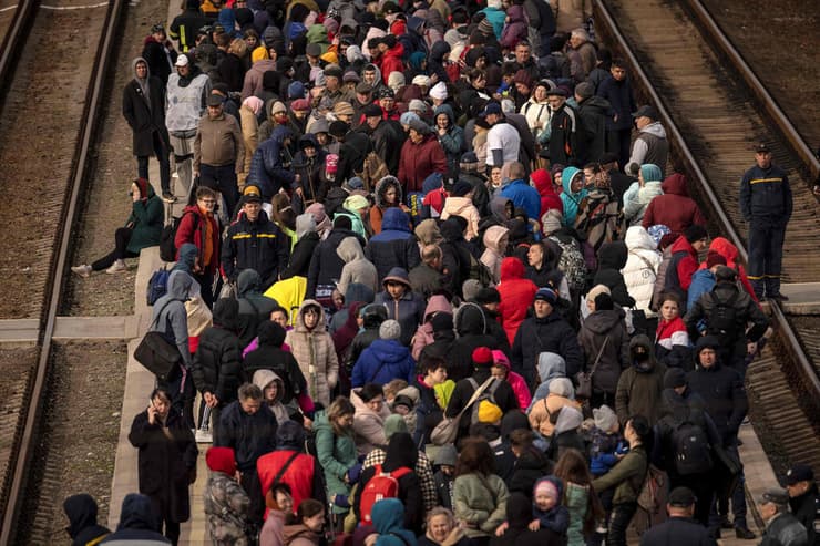 אנשים עולים ל רכבת עוזבים את העיר קראמטורסק מחוז דונייצק חבל דונבאס מזרח אוקראינה פליטים