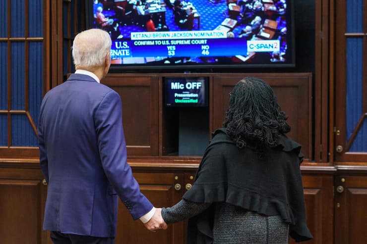 ה שופטת קנטג'י בראון ג'קסון ו ג'ו ביידן צופים בתוצאות ה הצבעה ב סנאט ארה"ב 