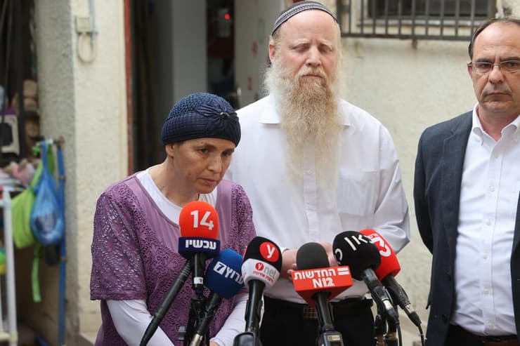 הוריה של רנה שנרב במסיבת עיתונאים נגד עסקת טיעון עם המחבלים שרצחו את בתם