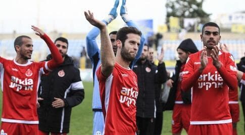 אור אוסטוינד חוגג במדי הפועל ת"א