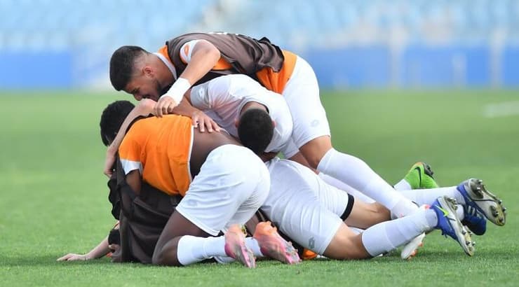 שחקני בני יהודה חוגגים