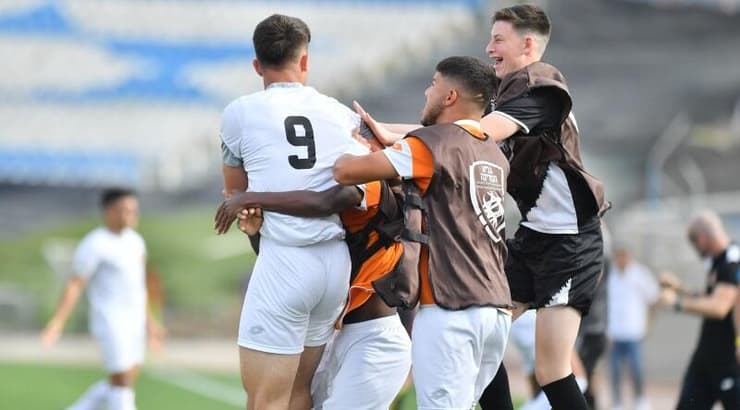 שחקני בני יהודה חוגגים