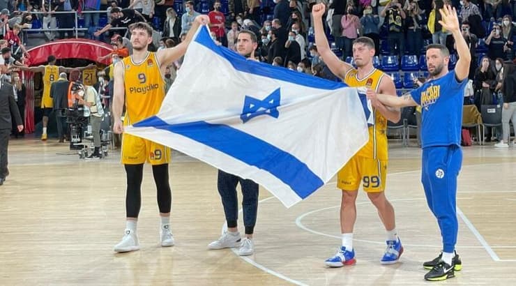 שחקני מכבי תל אביב עם דגל ישראל