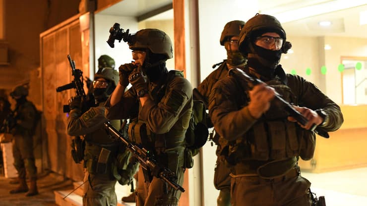 חיילים בתל אביב