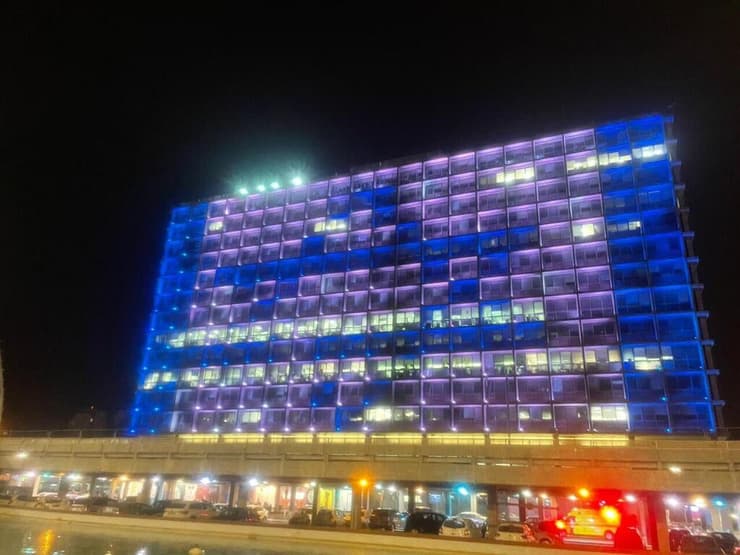 בניין עיריית ת''א מואר בדגל ישראל לאחר הפיגוע בדיזנגוף 