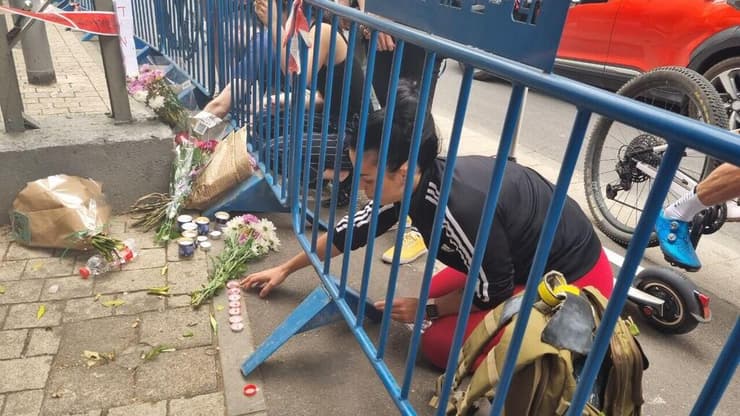 אנשים הגיעו להדליק נרות ולהניח פרחים בזירת הפיגוע