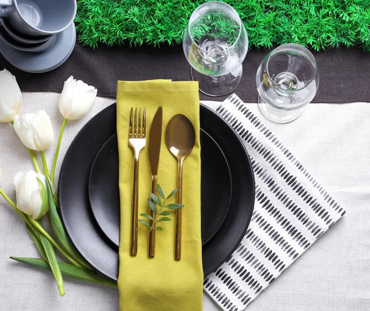  אהבנו: דשא סינתטי בשולחן החג עם הצעה להגשה שכוללת בעיקר משחק צבעים וזוויות של מפיות. 