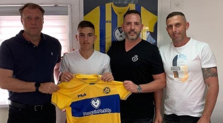 אוסקר גלוך עם אביו מקסים, שחר גרינברג ופטריק ואן לוון (אינסטגרם) אוסקר גלוך עם אביו מקסים, שחר גרינברג ופטריק ואן לוון