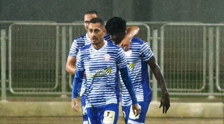 שחקני הפועל חדרה חוגגים עם סטיבן אלפרד (שחר גרוס) שחקני הפועל חדרה חוגגים עם סטיבן אלפרד