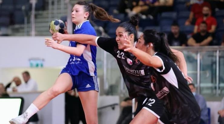 שיר גבזה מול מוניקי בנסילון ונלי אמינוב (הדר ואן קולא, איגוד הכדוריד) שיר גבזה מול מוניקי בנסילון ונלי אמינוב