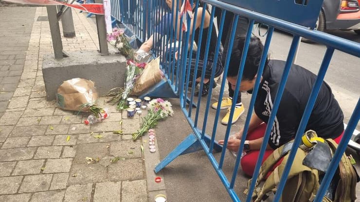 אנשים הגיעו להדליק נרות ולהניח פרחים בזירת הפיגוע