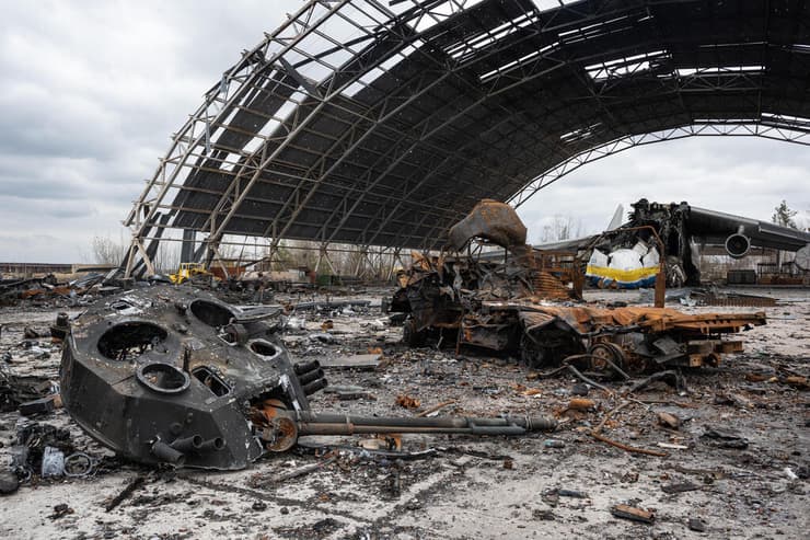 שברי מטוס אנטונוב בשדה תעופה בהוסטומל אוקראינה