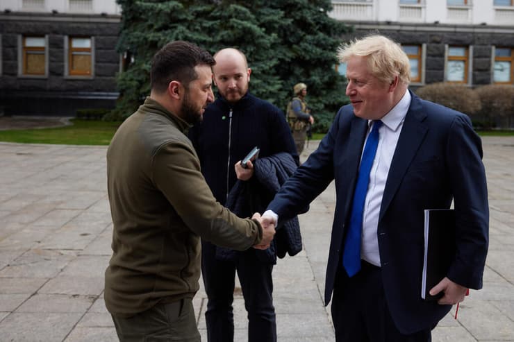  נשיא אוקראינה וולודימיר זלנסקי ראש ממשלת בריטניה בוריס ג'ונסון נפגשים ב קייב