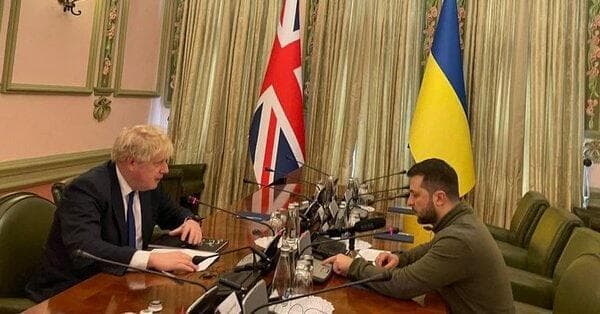 נשיא אוקראינה וולודימיר זלנסקי נפגש עם ראש ממשלת בריטניה בוריס ג'ונסון ב קייב