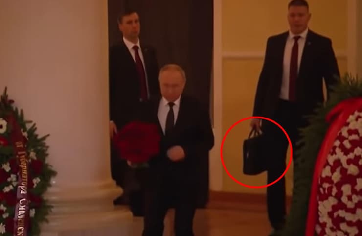 נשיא רוסיה ולדימיר פוטין מזוודה גרעינית הלוויה של ולדימיר ז'ירינובסקי