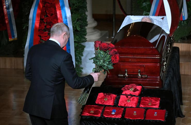 נשיא רוסיה ולדימיר פוטין הלוויה של פוליטיקאי ימין קיצוני וולדימיר ז'ירינובסקי