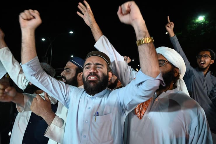 פקיסטן האופוזיציה חוגגת את הדחת ראש הממשלה אימראן חאן