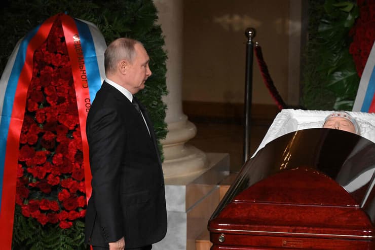 נשיא רוסיה ולדימיר פוטין הלוויה של פוליטיקאי ימין קיצוני וולדימיר ז'ירינובסקי
