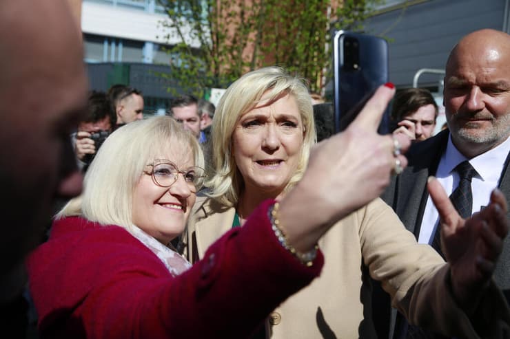 מרין לה פן פוגשת בוחרים ב בחירות צפון צרפת