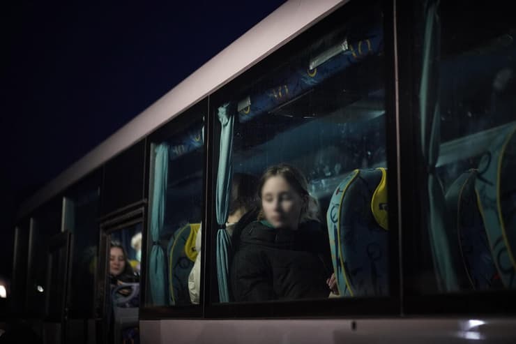 מדיקה פולין פליטות ממתינות באוטובוס ש נוסע לפשמשיל נמלטים פליטים משבר מלחמה רוסיה אוקראינה 