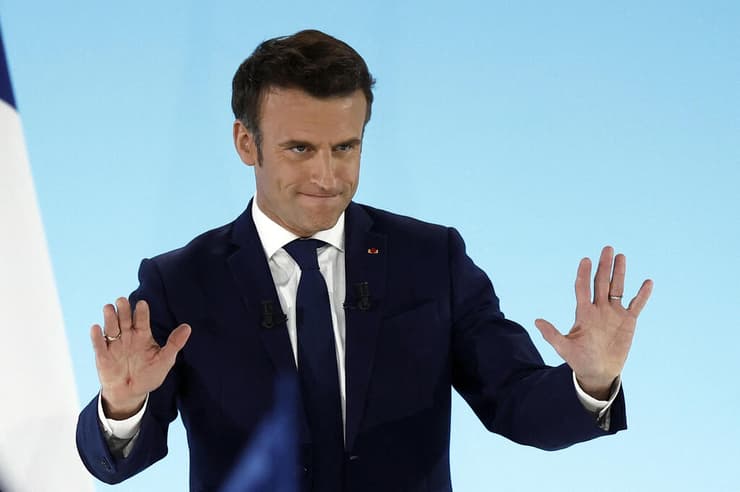 נשיא צרפת עמנואל מקרון נואם בפני תומכיו אחרי מדגמים ב בחירות ל נשיאות