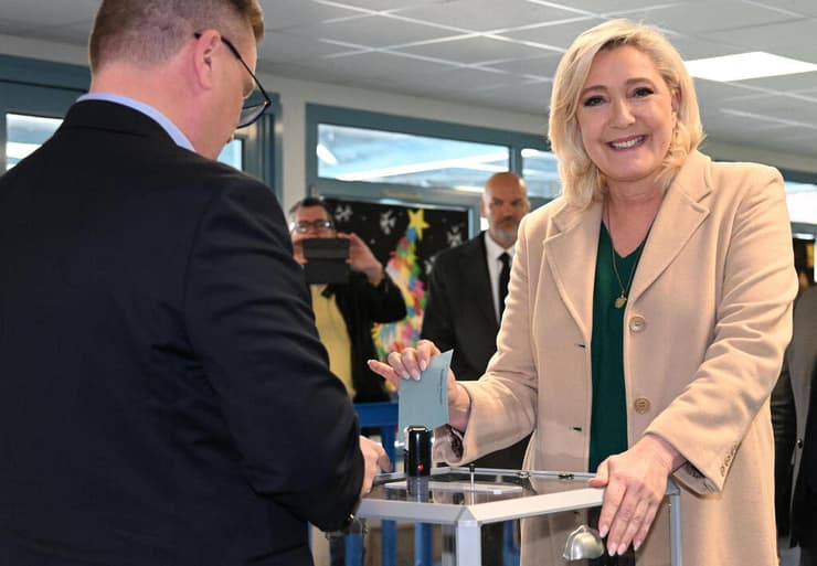 מרין לה פן מצביע ב בחירות צפון צרפת