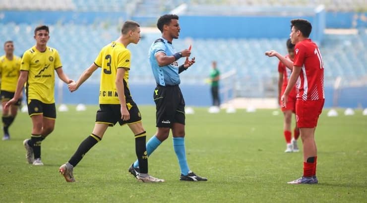 מאי לוי מקבל כרטיס אדום (איציק בלניצקי) מאי לוי מקבל כרטיס אדום