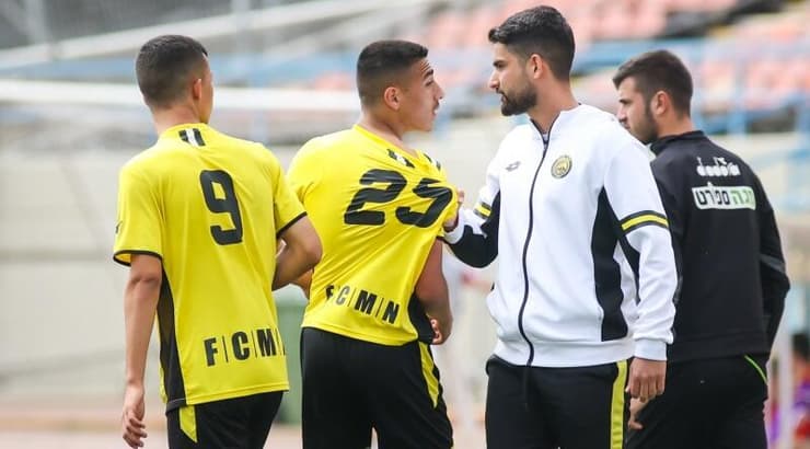 שחקני מכבי נתניה חוגגים עם בר כהן (איציק בלניצקי) שחקני מכבי נתניה חוגגים עם בר כהן