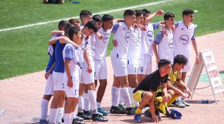 שחקני מכבי פ"ת חוגגים (איציק בלניצקי) שחקני מכבי פ"ת חוגגים