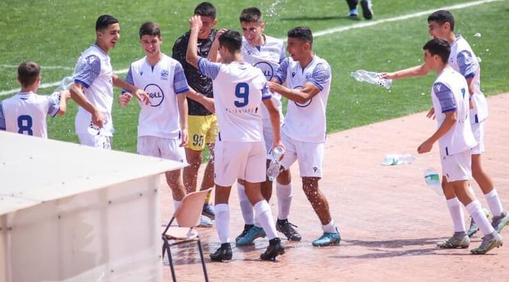 שחקני מכבי פ"ת חוגגים (איציק בלניצקי) שחקני מכבי פ"ת חוגגים