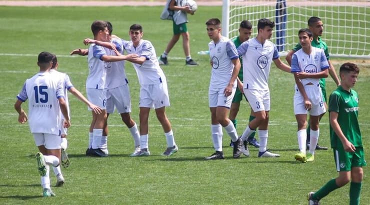 שחקני מכבי פ"ת חוגגים (איציק בלניצקי) שחקני מכבי פ"ת חוגגים