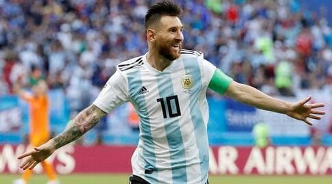 ליאו מסי חוגג במדי ארגנטינה (רויטרס) ליאו מסי חוגג במדי ארגנטינה