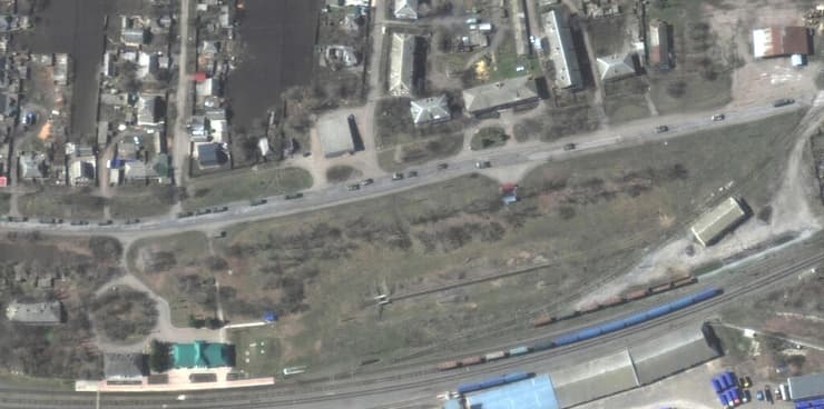 צילום לוויין שיירה של כלי רכב משוריינים באוקראינה