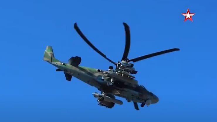 תיעוד רוסי: מסוקי קאמוב 52 של צבא רוסיה משמידים שיירה של כוחות אוקראינה