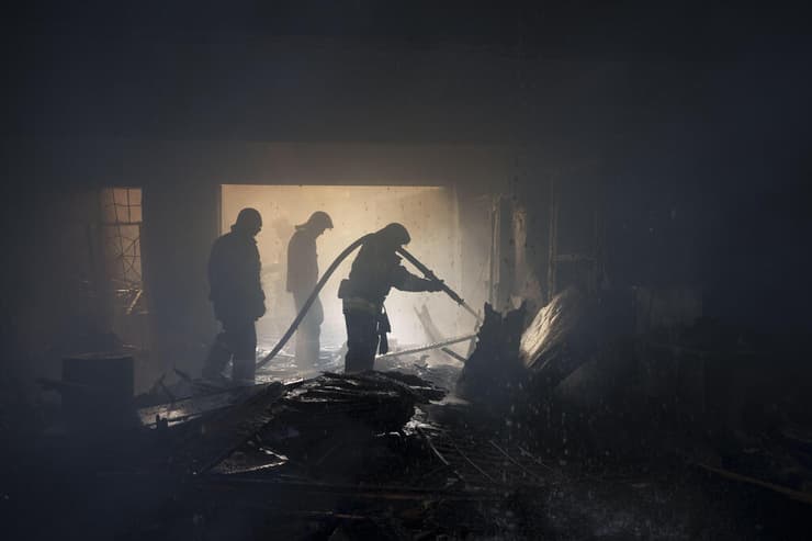 לוחמי אש אוקראינים בבית שנפגע בחרקוב