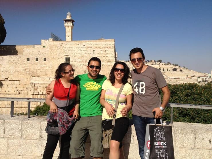 פרז' אז'דריללה עם בני דודיו בביקור בישראל