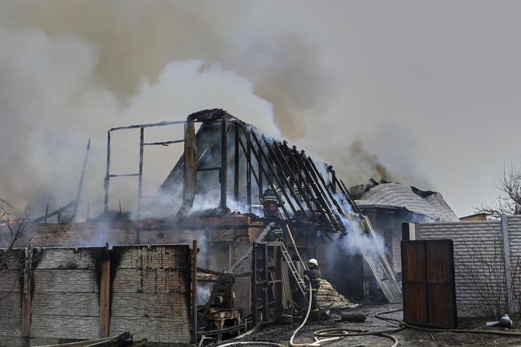 חרקוב אוקראינה שריפה ב בית בעקבות הפגזות של רוסיה