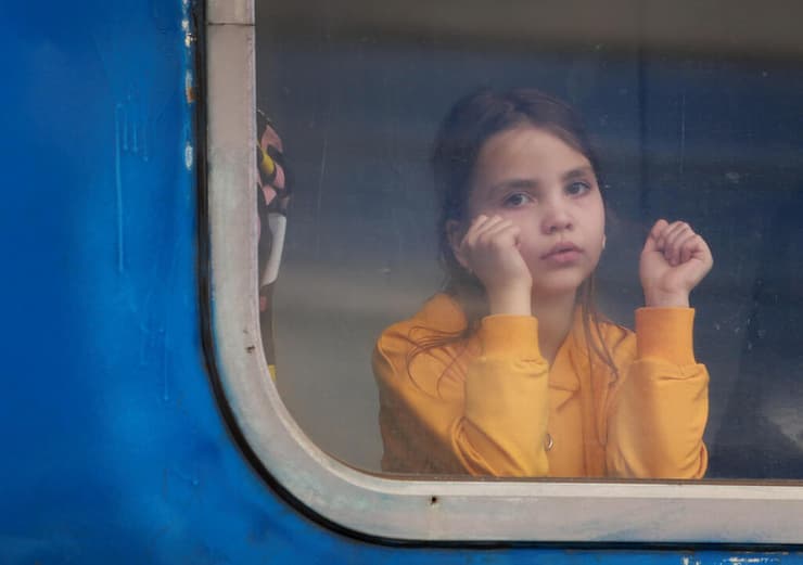 ילדה אוקראינית ברכבת בלבוב, לפני יציאה לפולין